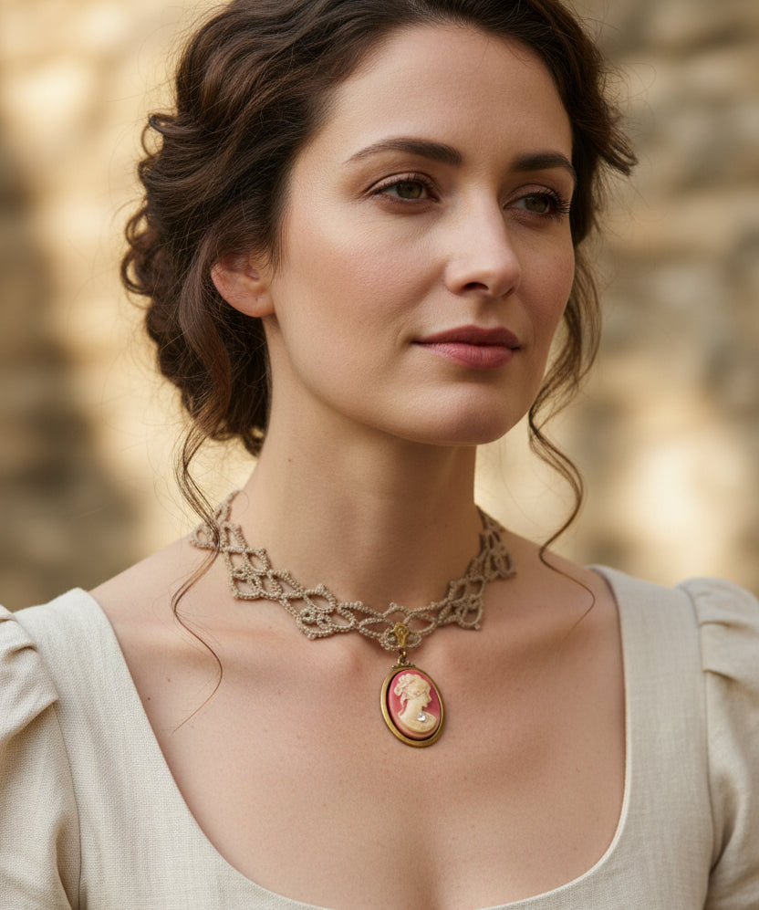 collar gargantilla artesanal de camafeo y cinta de frivolité