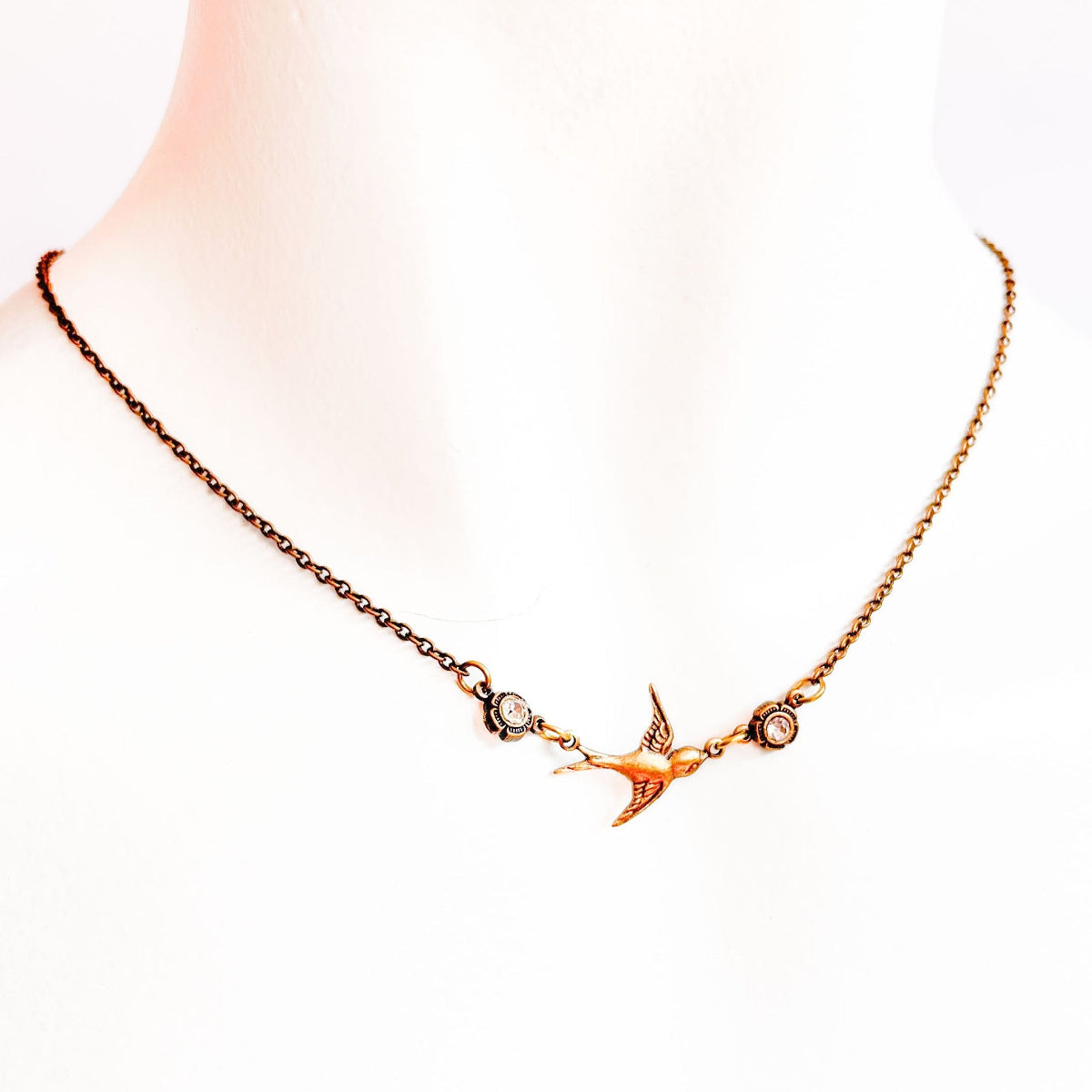 collar colgante de golondrina en vuelo