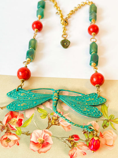 collar libelula bohemio con piedras naturales