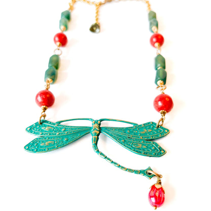 collar libelula bohemio con piedras naturales y vidrio africano