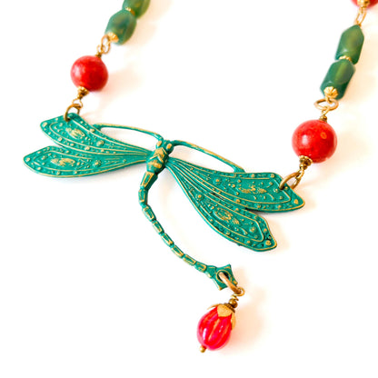 collar colgante libelula verde con piedras y vidrio artesanal