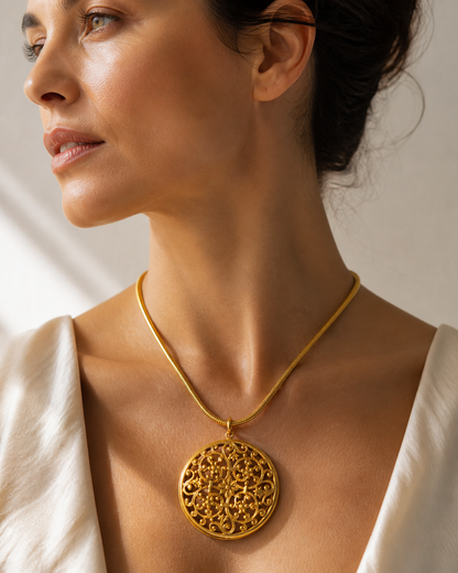 collar maximalista con colgante dorado