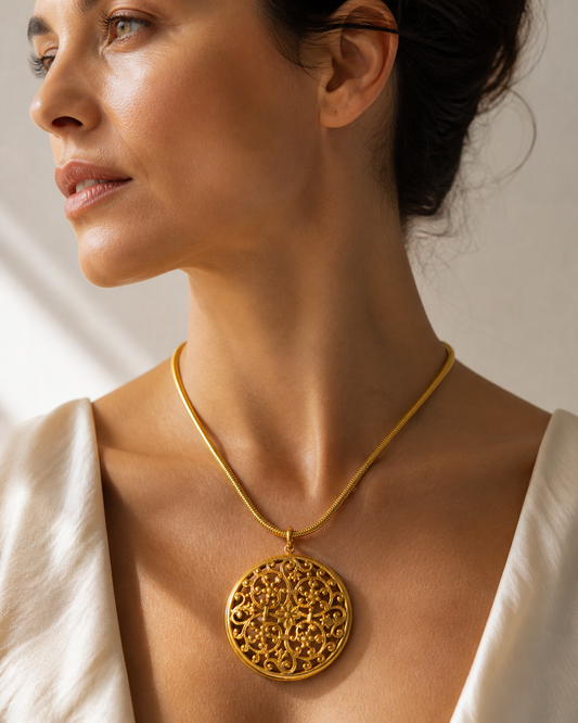 collar maximalista con colgante dorado