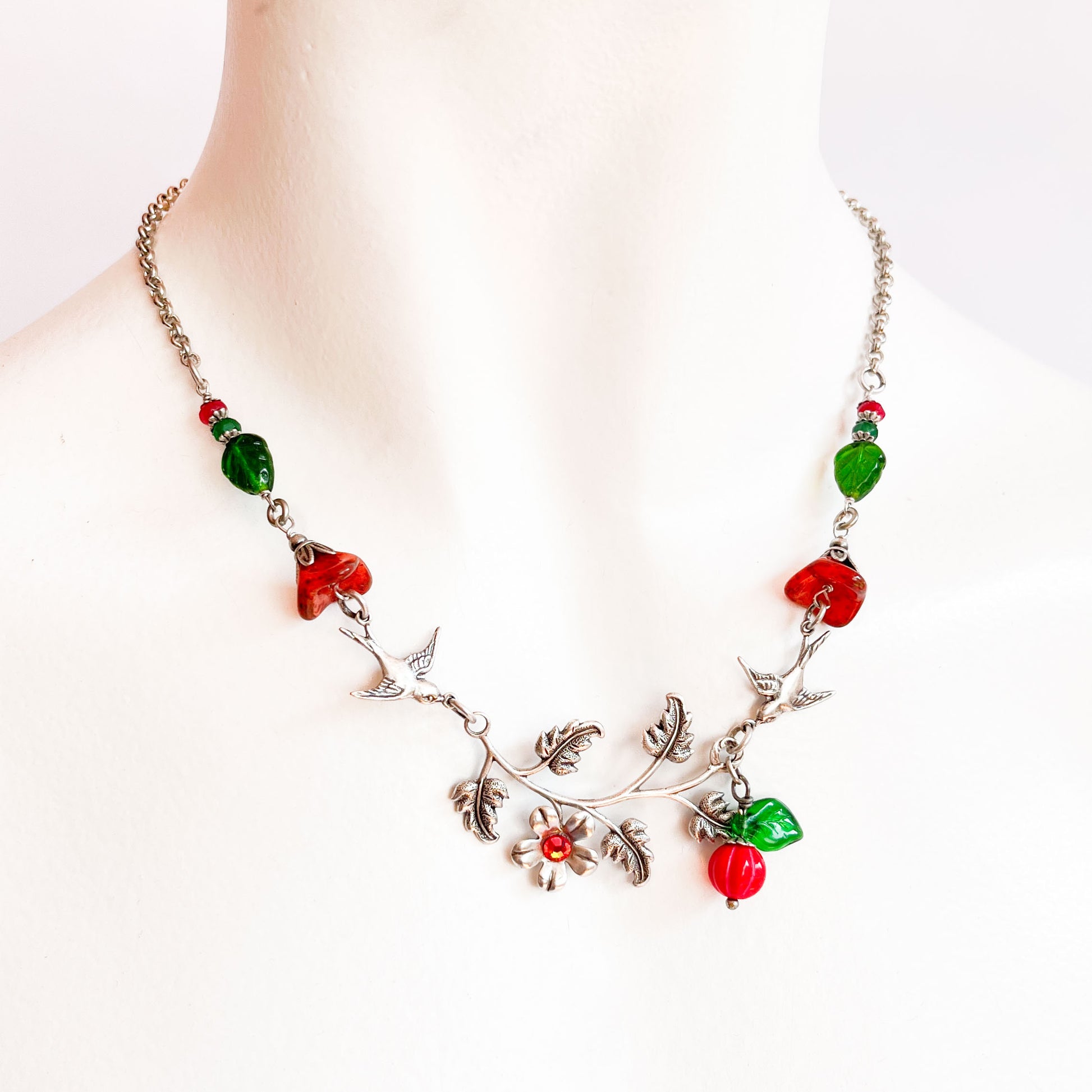 collar rama plateada con flores rojas