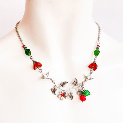 collar rama plateada con flores rojas
