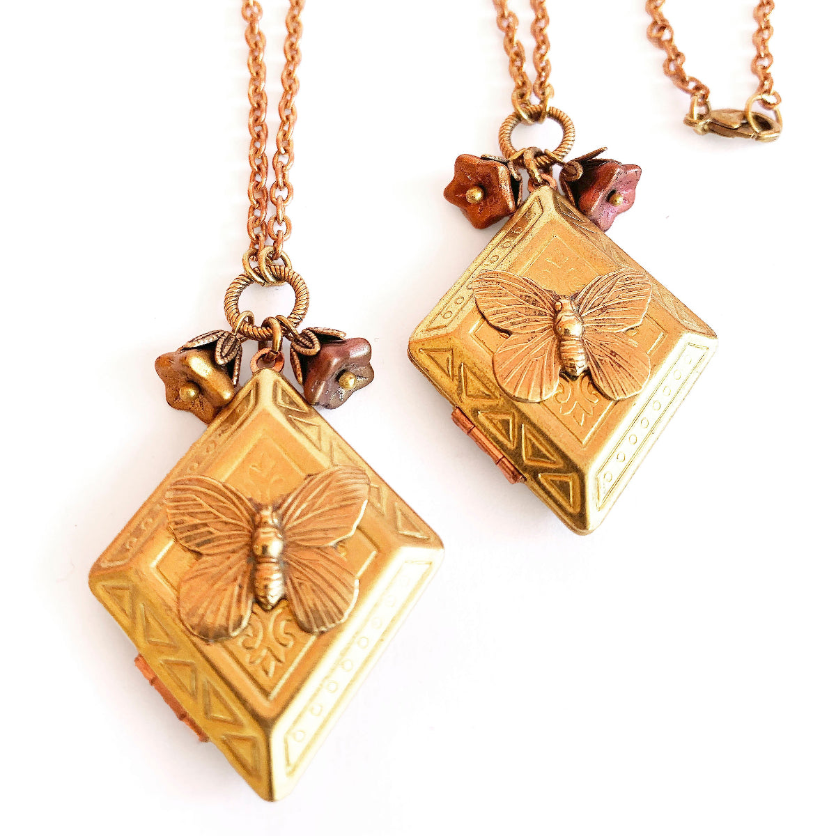 collar relicario dorado vintage con mariposa