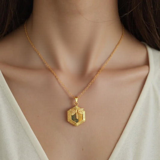 collar relicario dorado libélula