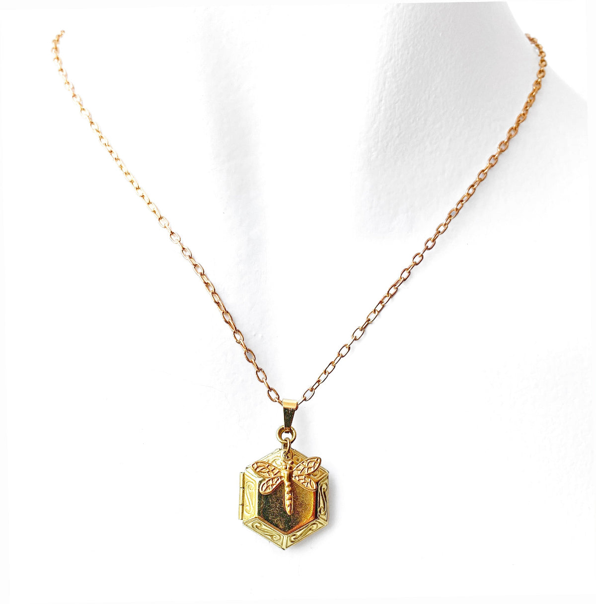 collar relicario dorado libélula