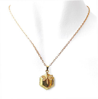 collar relicario dorado libélula