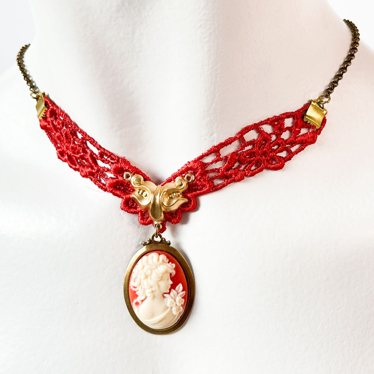 collar rojo con colgante camafeo y encaje rojo