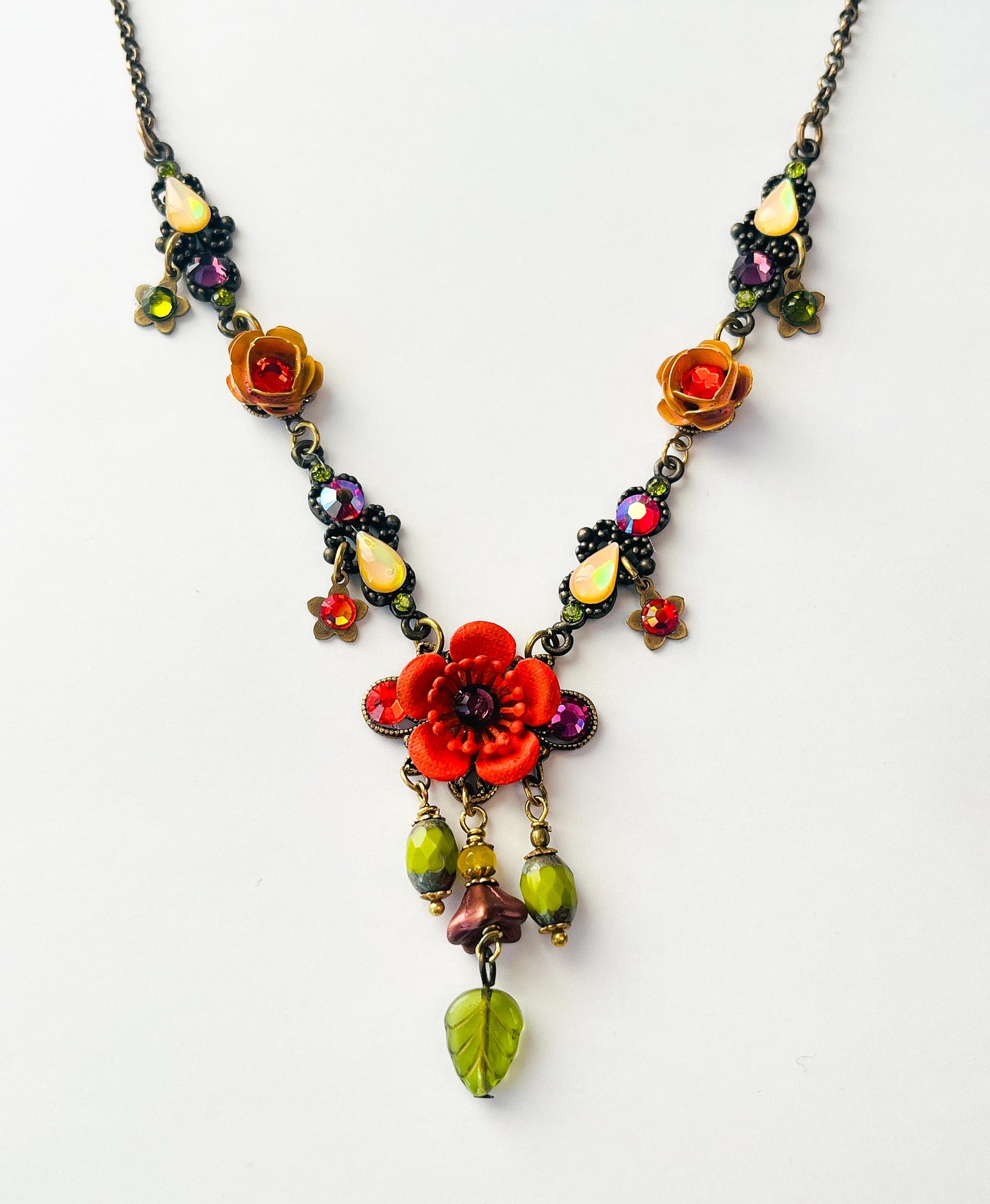 Jardin d’Été – Collar Floral con Rosas y Cristales Multicolor
