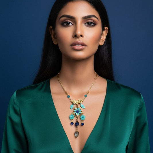 collar impactante floral pechera con flores en tonos de azul y turquesa