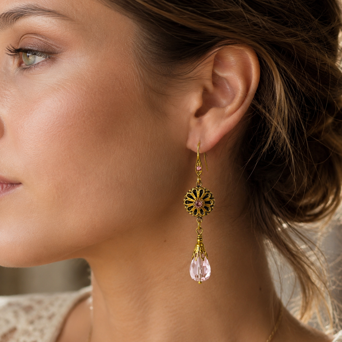 delicados y femeninos arospendientes de gota facetada color rosa. estilo lágrima antigua
