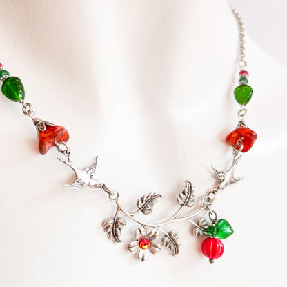detalle collar rama plateada con flores 