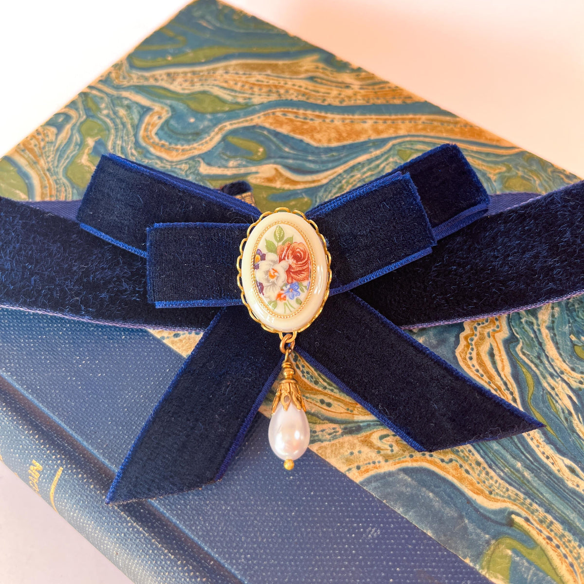 gargantilla estilo victoriano camefeo floral y terciopelo azul