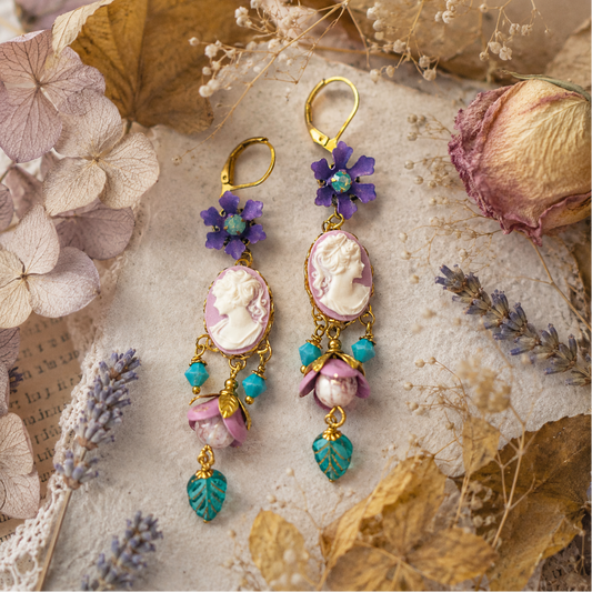 hermosos pendientes florales en tonos violeta y turquesa