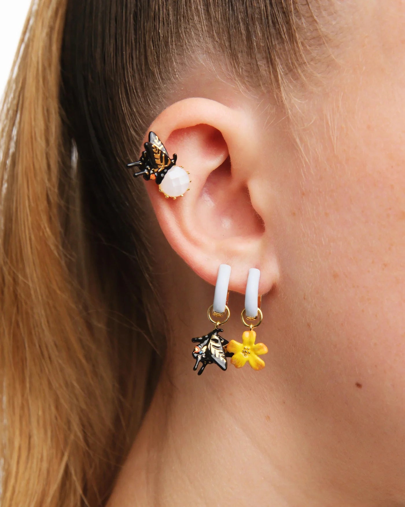 pendientes asimetricos mariposa y flor esmaltado