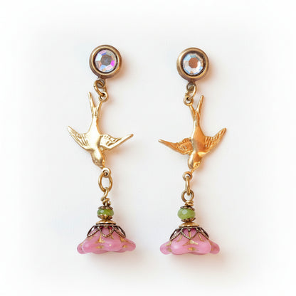 aros colgantes golondrina y flor rosada