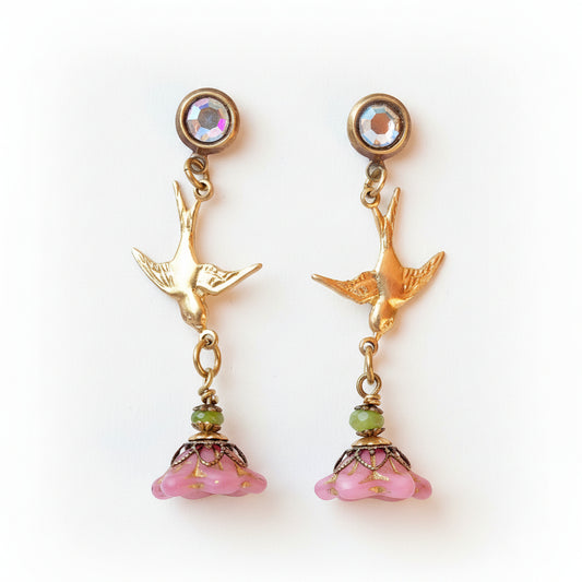 aros colgantes golondrina y flor rosada