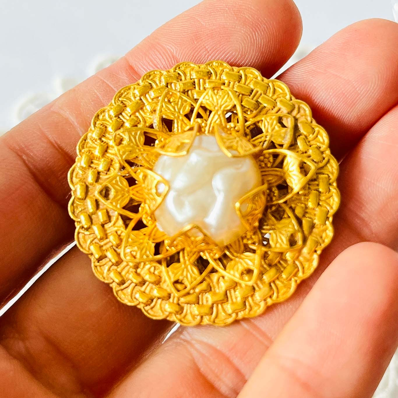 prendedor redondo dorado estilo antiguo