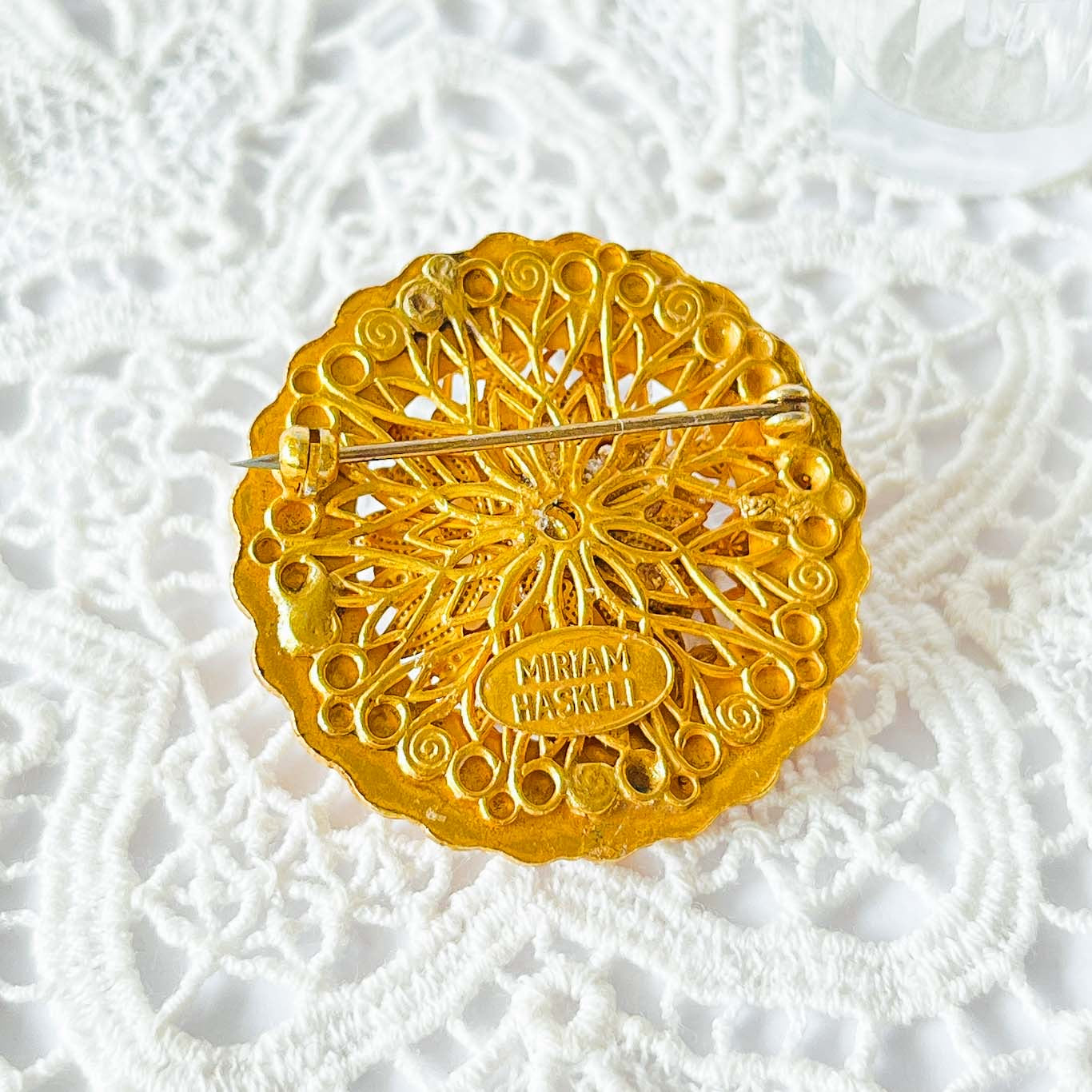 prendedor redondo dorado estilo antiguo