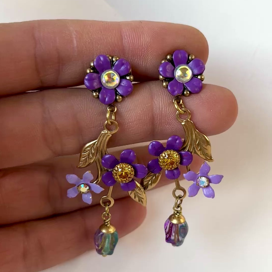 Aros largos Violetas Silvestres con flores violeta, hojas doradas y cristales