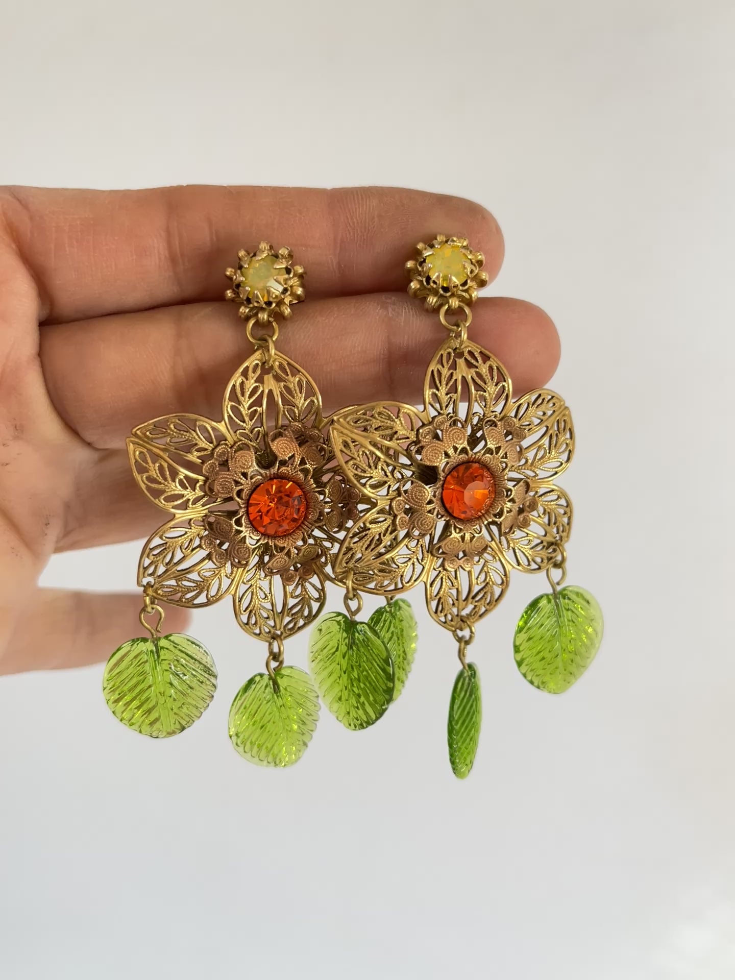 hermosos aros grandes de flor de filigrana y cristales naranja