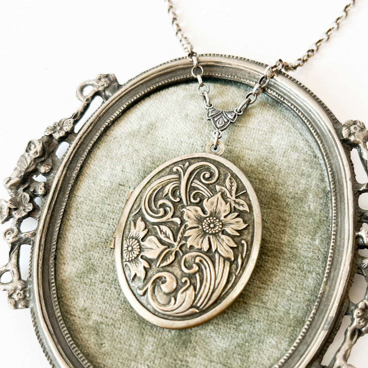 relicario con grabado floral bañado en plata