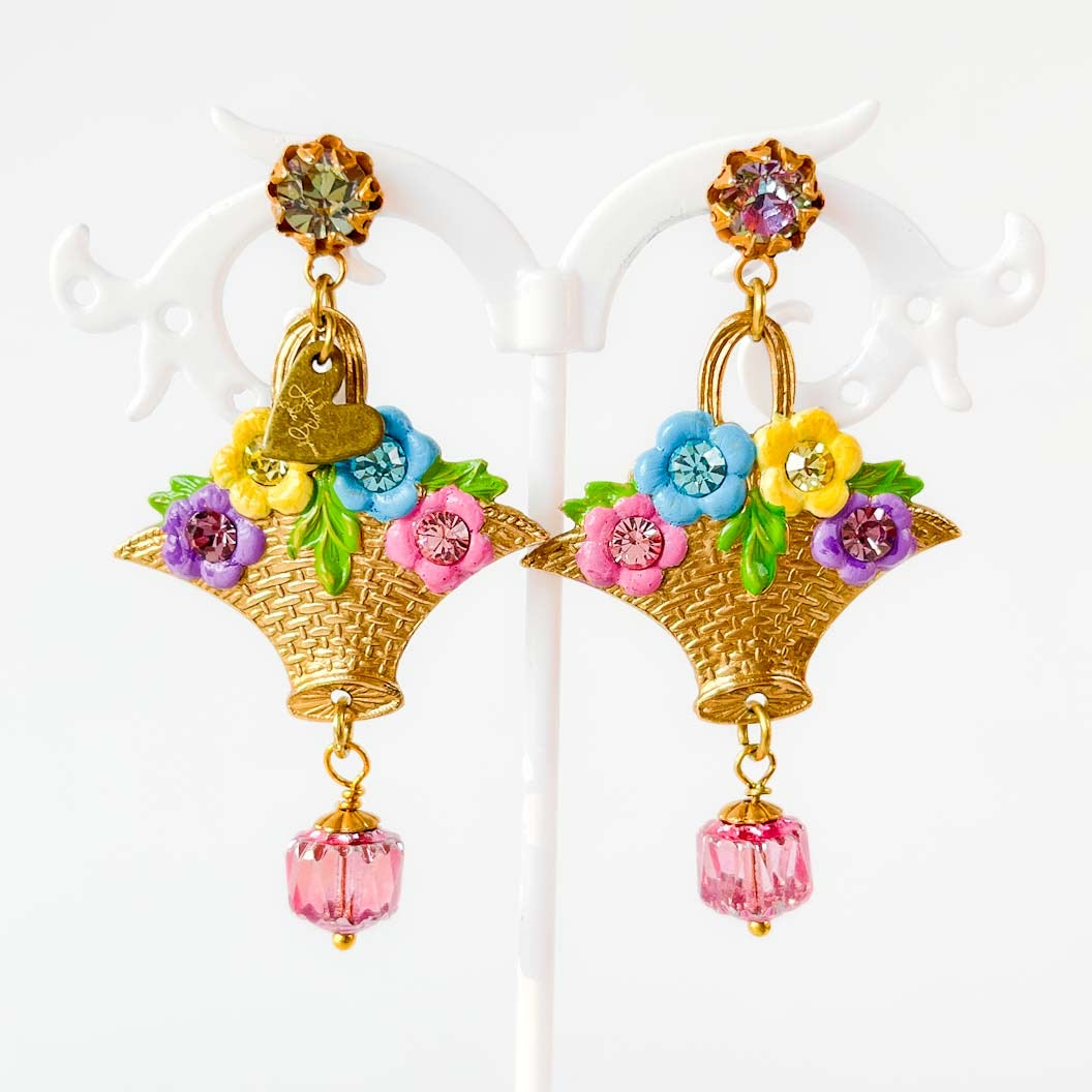 ros largos Canasta de Flores con canastas doradas, flores multicolor, cristales y cuentas rosadas Atelier de Bijoux.