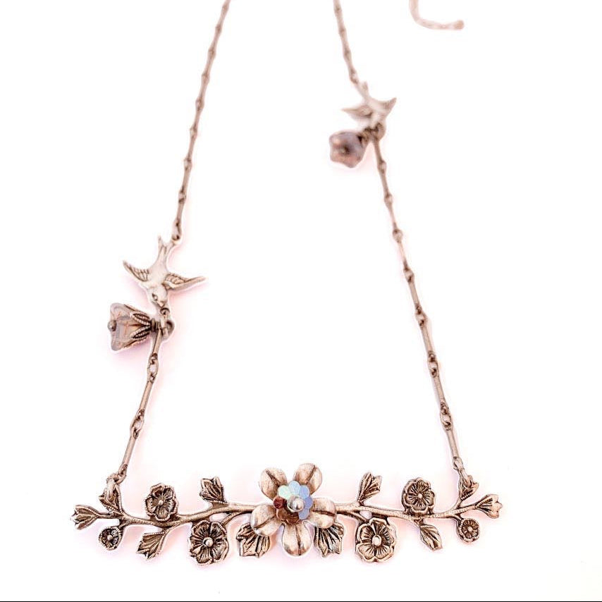 Collar rama y golondrinas con flores