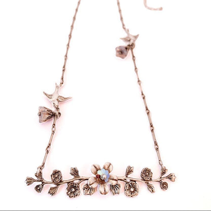 Collar rama y golondrinas con flores