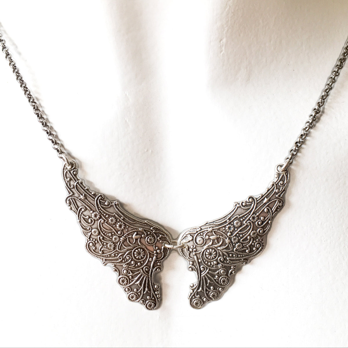 collar alas plateadas vintage floral