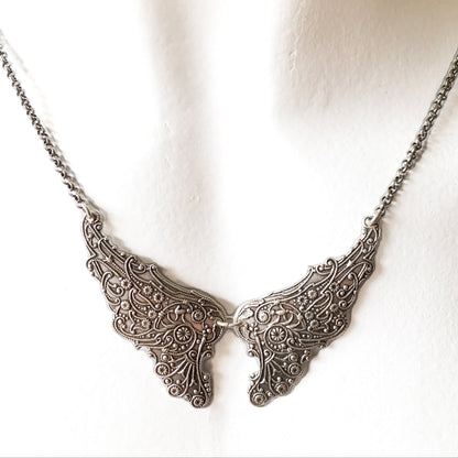 collar alas plateadas vintage floral