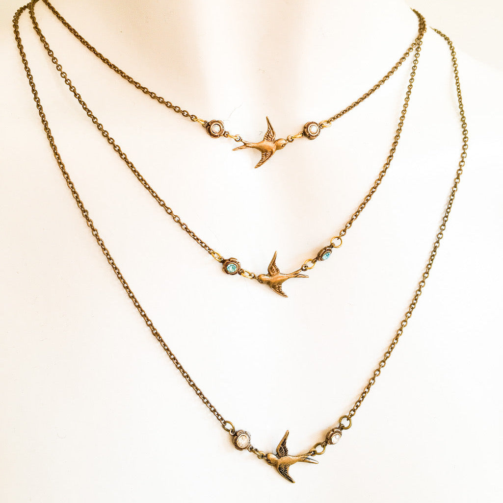 collar colgante de golondrina y puntos de luz