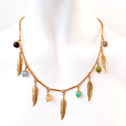 collar con charms de plumas y cuentas de colores estilo navajo