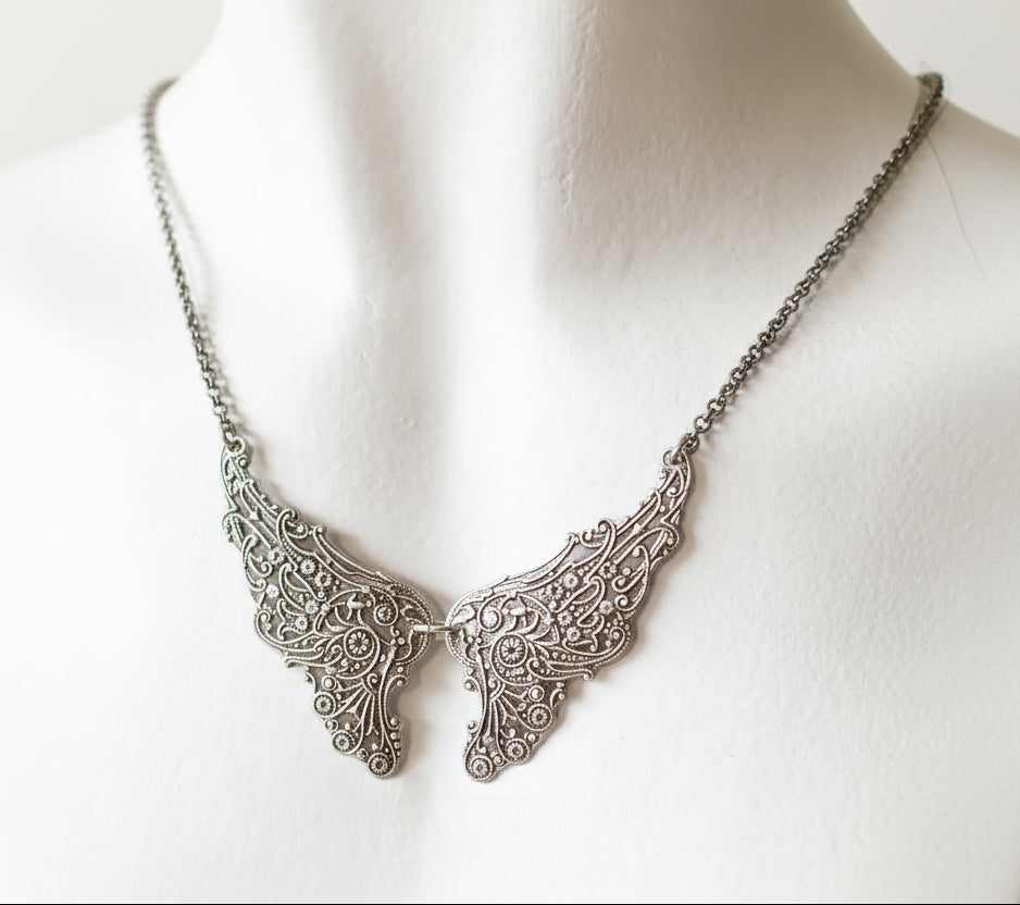 collar de alas plateadas unisex