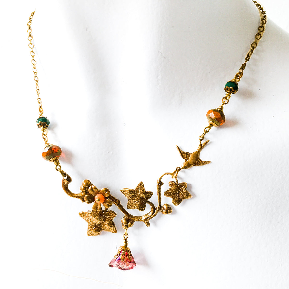 collar de rama en flor y golondrina diseño de joyeria vintage