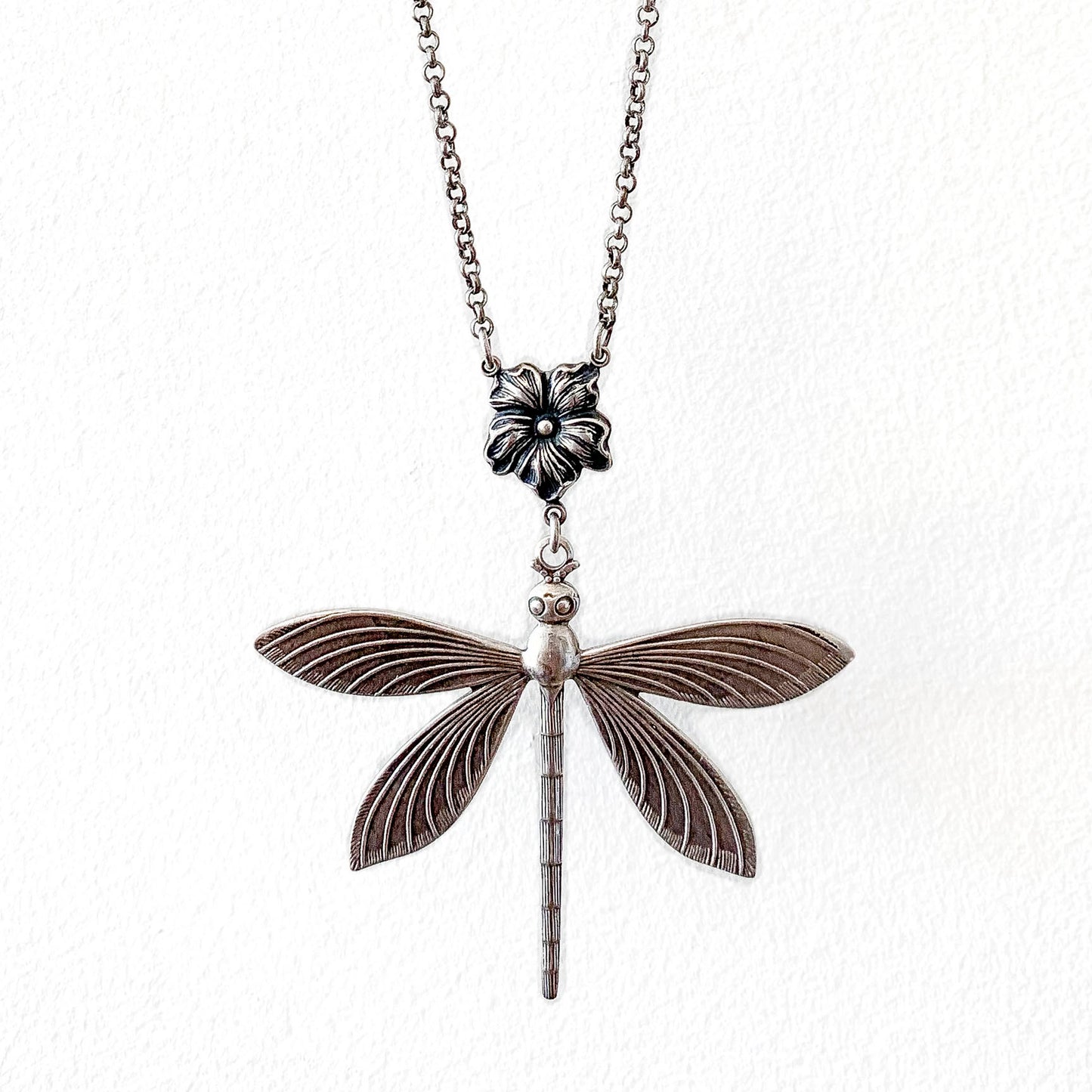 collar plateado libelula
