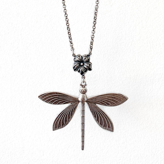 collar plateado libelula